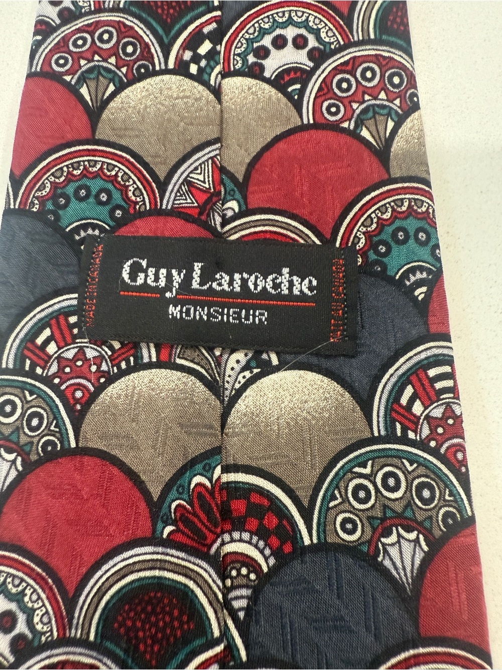 Guy Laroche 100% Silk Tie Red Navy Gold Scallop Pattern Designer Men’s Tie